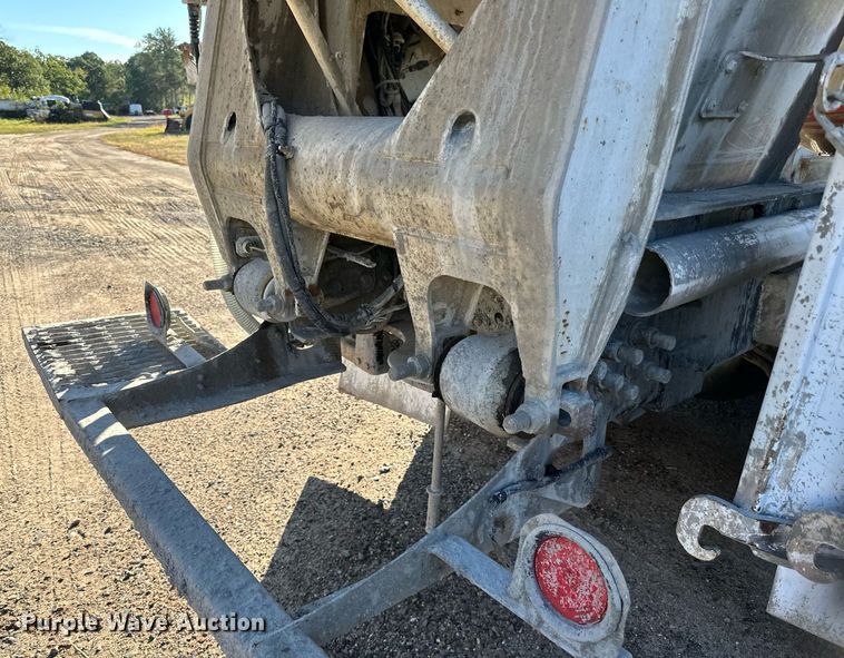 image for item DN0771 2004 International  5500i ready mix truck