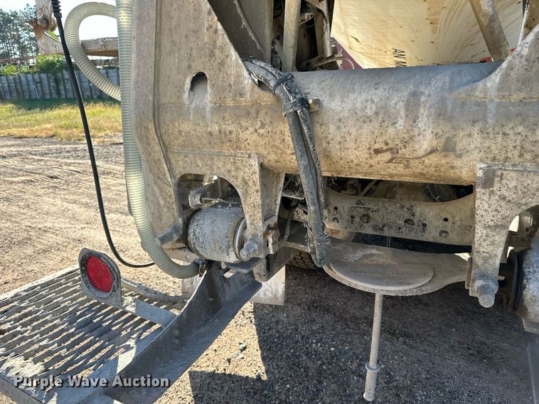 image for item DN0771 2004 International  5500i ready mix truck