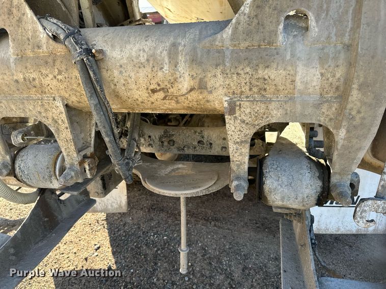 image for item DN0771 2004 International  5500i ready mix truck