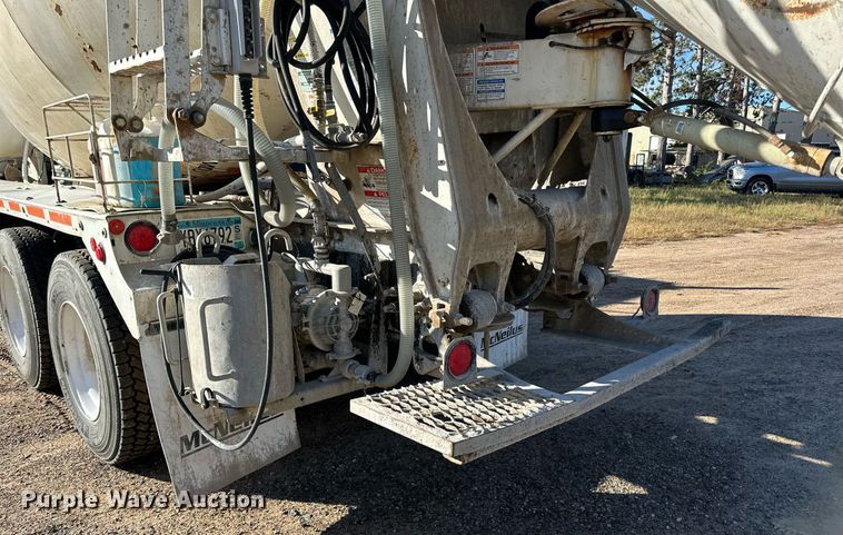 image for item DN0771 2004 International  5500i ready mix truck