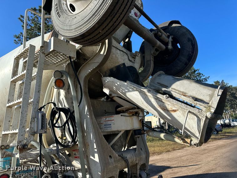 image for item DN0771 2004 International  5500i ready mix truck