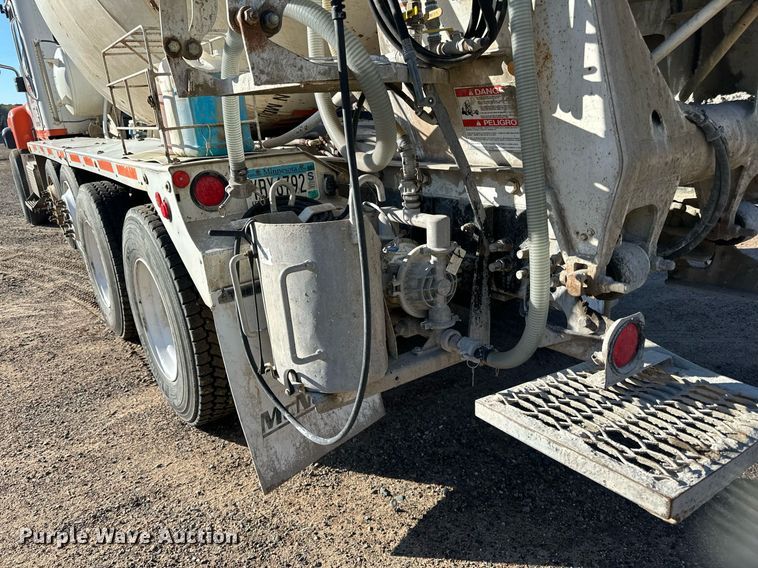 image for item DN0771 2004 International  5500i ready mix truck