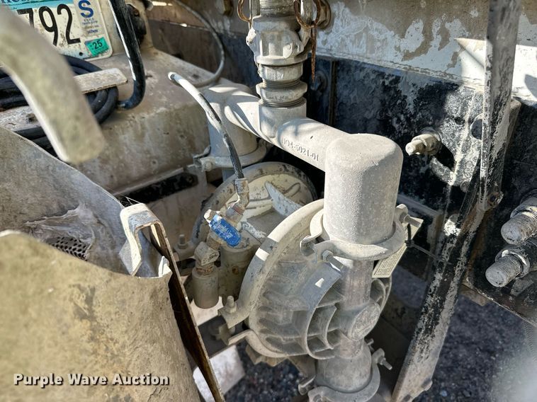 image for item DN0771 2004 International  5500i ready mix truck