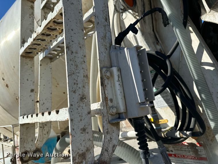 image for item DN0771 2004 International  5500i ready mix truck