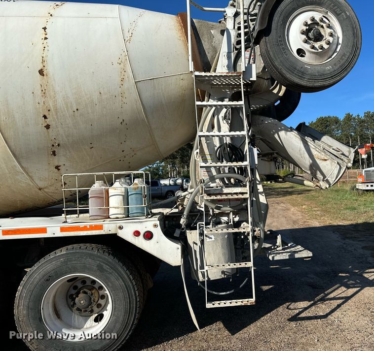 image for item DN0771 2004 International  5500i ready mix truck