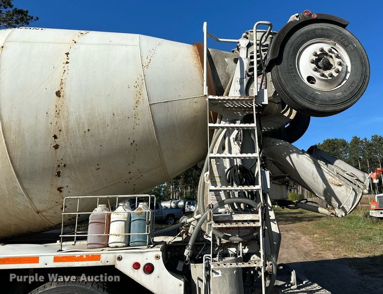 image for item DN0771 2004 International  5500i ready mix truck