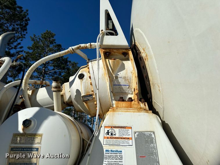 image for item DN0771 2004 International  5500i ready mix truck