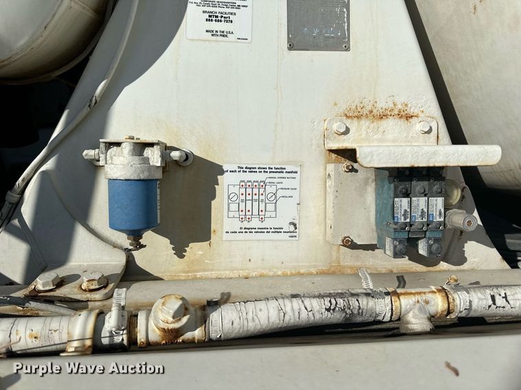 image for item DN0771 2004 International  5500i ready mix truck