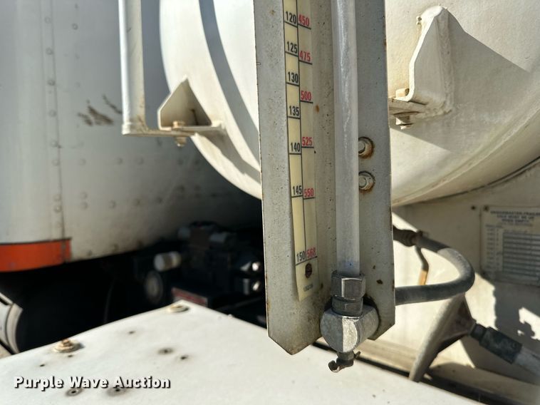 image for item DN0771 2004 International  5500i ready mix truck