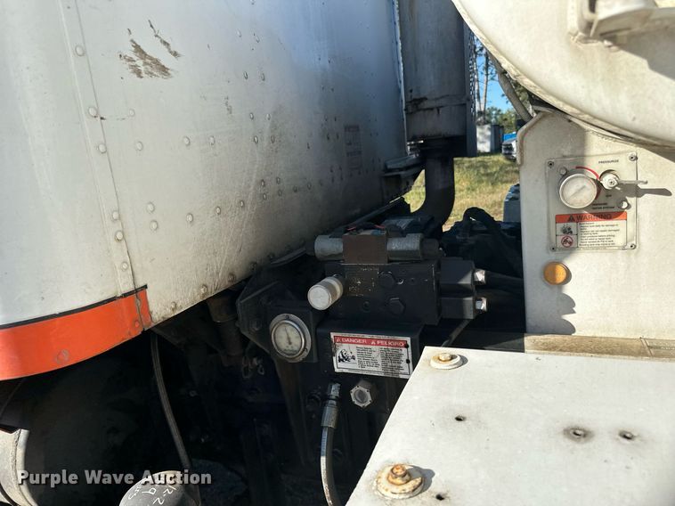 image for item DN0771 2004 International  5500i ready mix truck