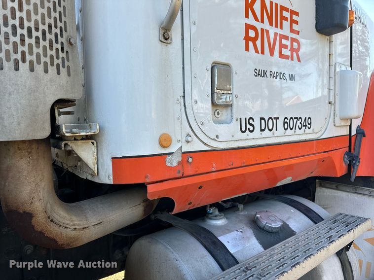 image for item DN0771 2004 International  5500i ready mix truck