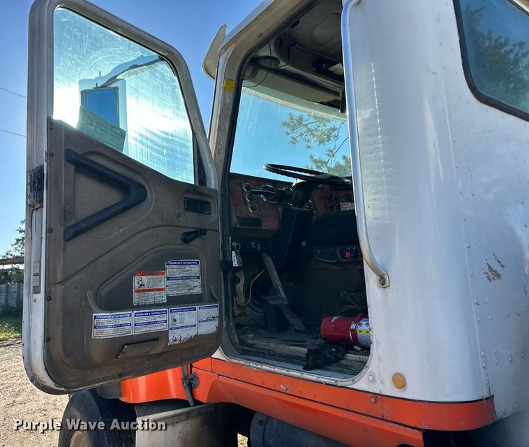 image for item DN0771 2004 International  5500i ready mix truck