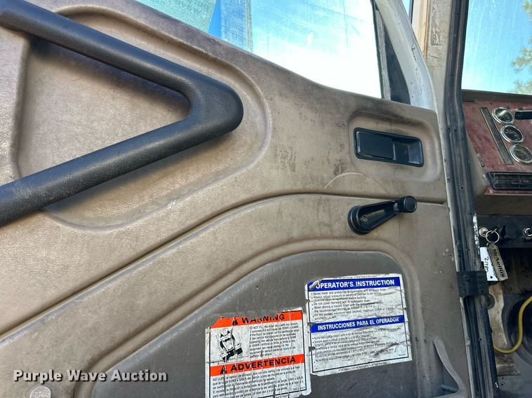 image for item DN0771 2004 International  5500i ready mix truck