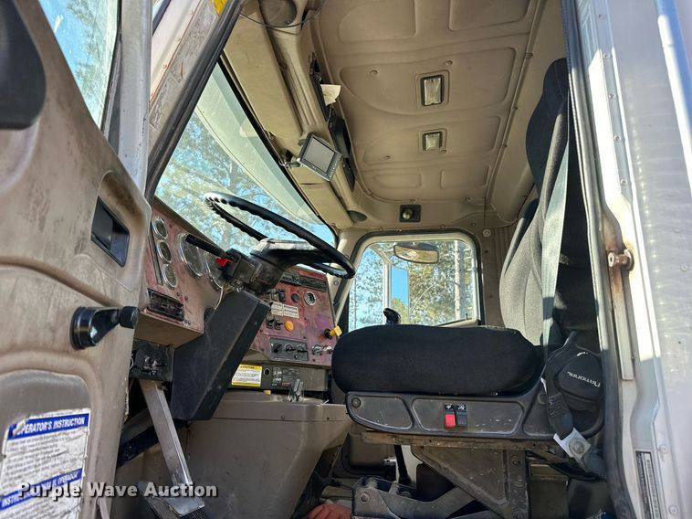 image for item DN0771 2004 International  5500i ready mix truck