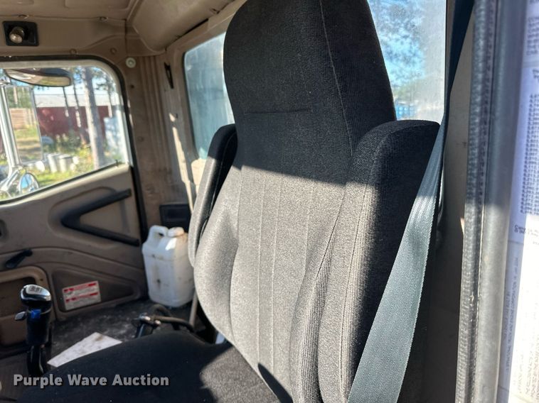 image for item DN0771 2004 International  5500i ready mix truck