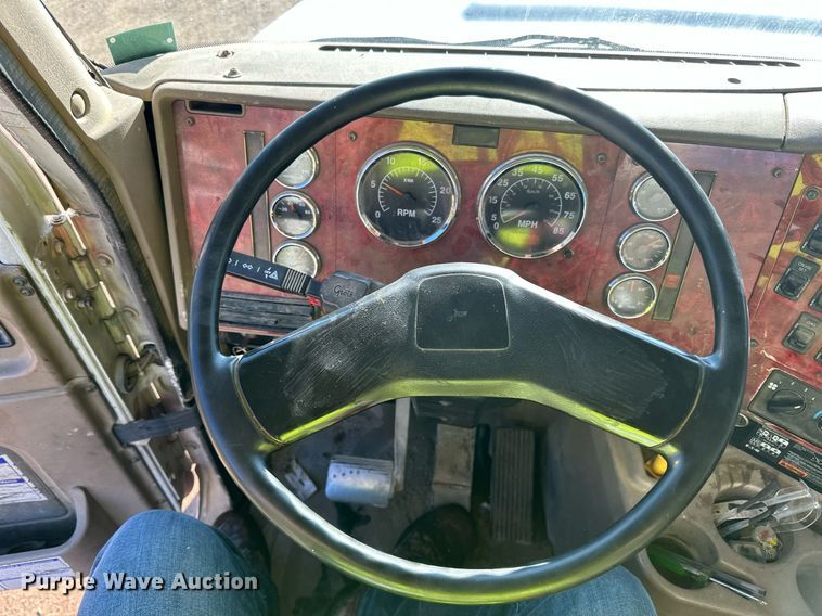 image for item DN0771 2004 International  5500i ready mix truck