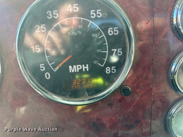 image for item DN0771 2004 International  5500i ready mix truck