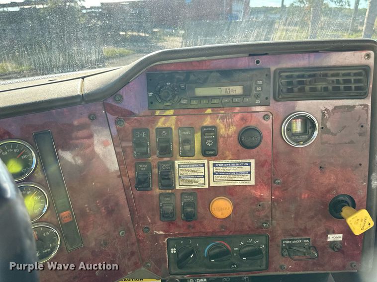 image for item DN0771 2004 International  5500i ready mix truck