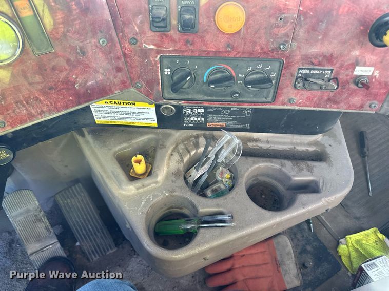 image for item DN0771 2004 International  5500i ready mix truck