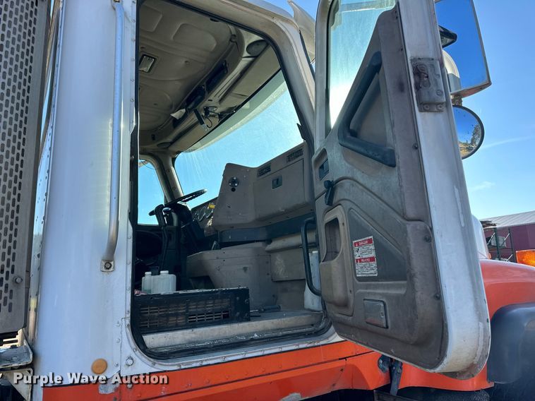 image for item DN0771 2004 International  5500i ready mix truck