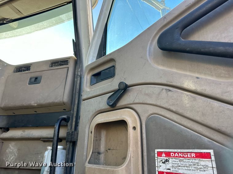 image for item DN0771 2004 International  5500i ready mix truck