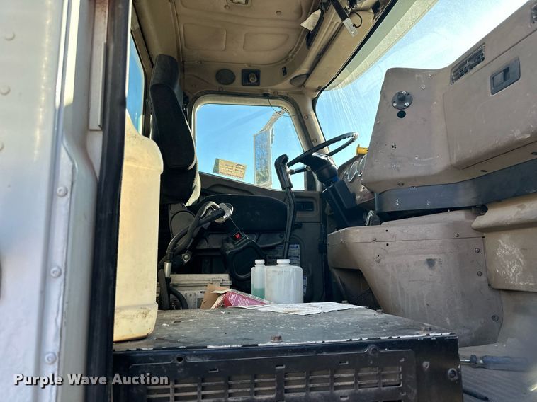 image for item DN0771 2004 International  5500i ready mix truck