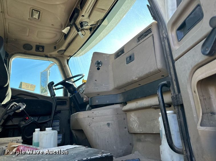 image for item DN0771 2004 International  5500i ready mix truck