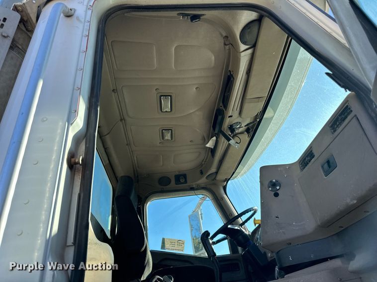 image for item DN0771 2004 International  5500i ready mix truck