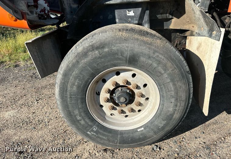 image for item DN0771 2004 International  5500i ready mix truck