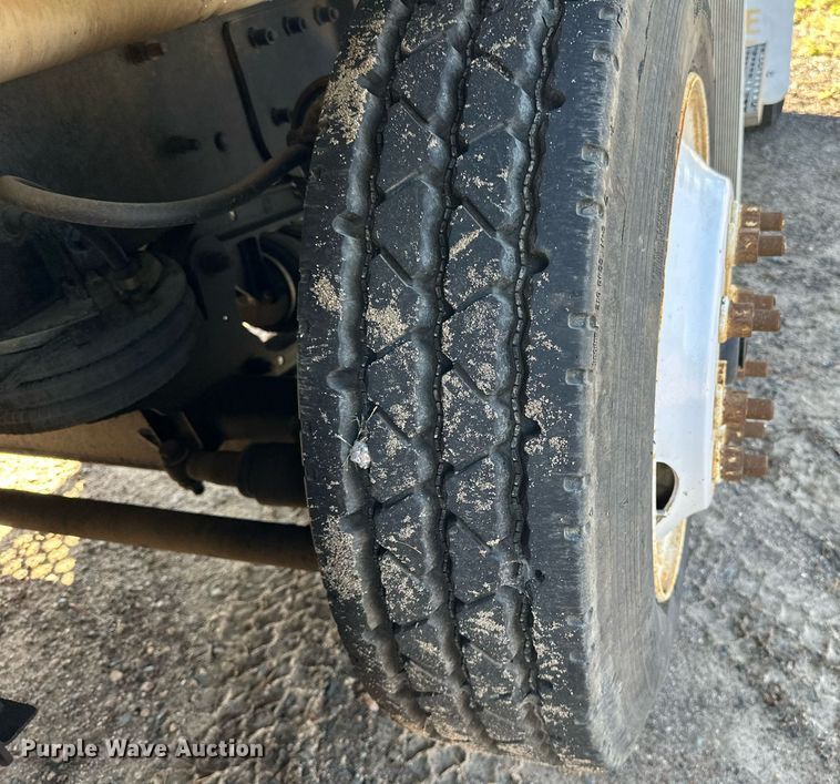 image for item DN0771 2004 International  5500i ready mix truck