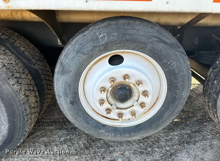 image for item DN0771 2004 International  5500i ready mix truck