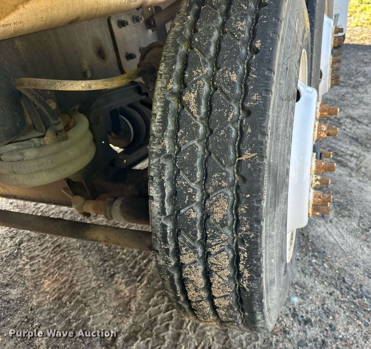 image for item DN0771 2004 International  5500i ready mix truck