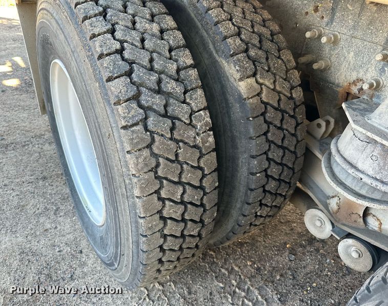 image for item DN0771 2004 International  5500i ready mix truck