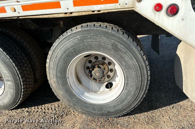 image for item DN0771 2004 International  5500i ready mix truck