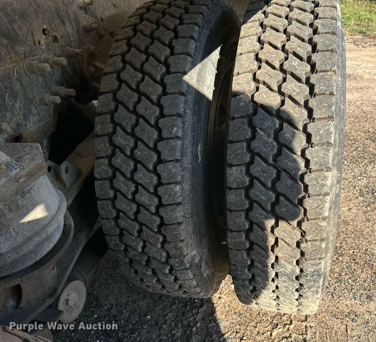 image for item DN0771 2004 International  5500i ready mix truck