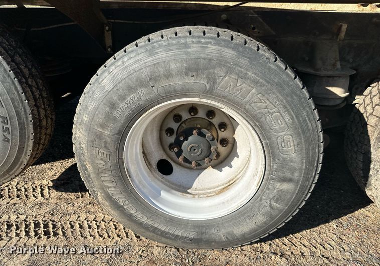 image for item DN0771 2004 International  5500i ready mix truck