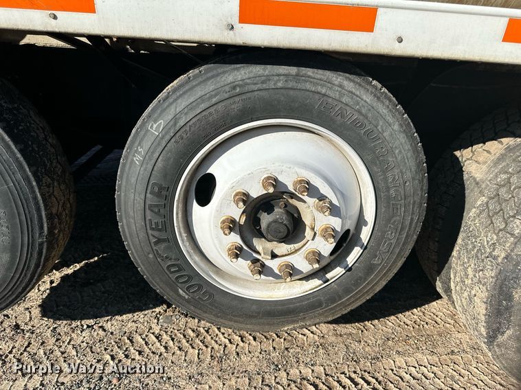 image for item DN0771 2004 International  5500i ready mix truck