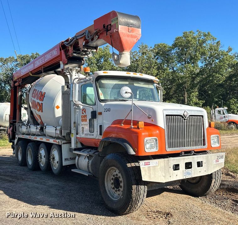 image for item DN0772 2003 International  5500i ready mix truck