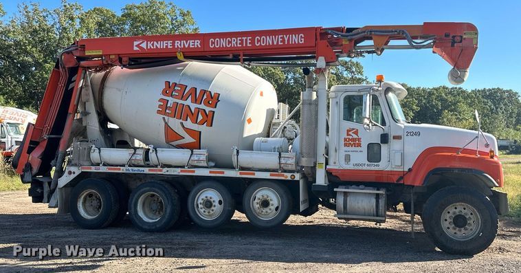 image for item DN0772 2003 International  5500i ready mix truck