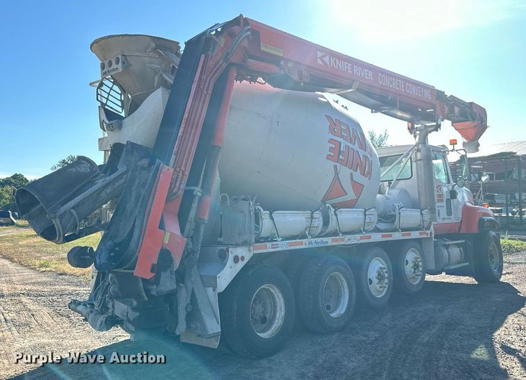 image for item DN0772 2003 International  5500i ready mix truck