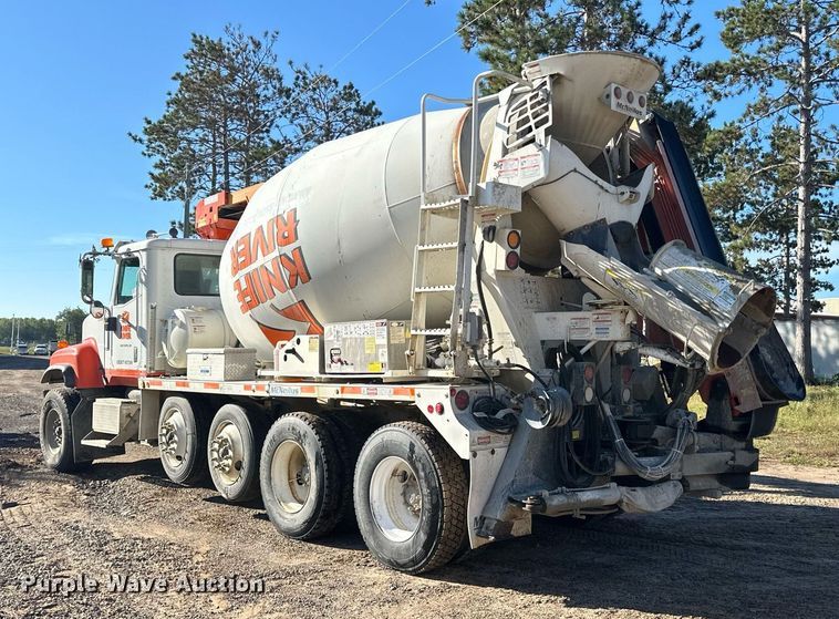 image for item DN0772 2003 International  5500i ready mix truck