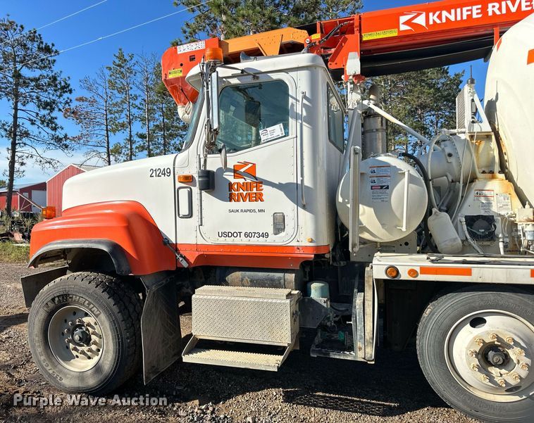 image for item DN0772 2003 International  5500i ready mix truck