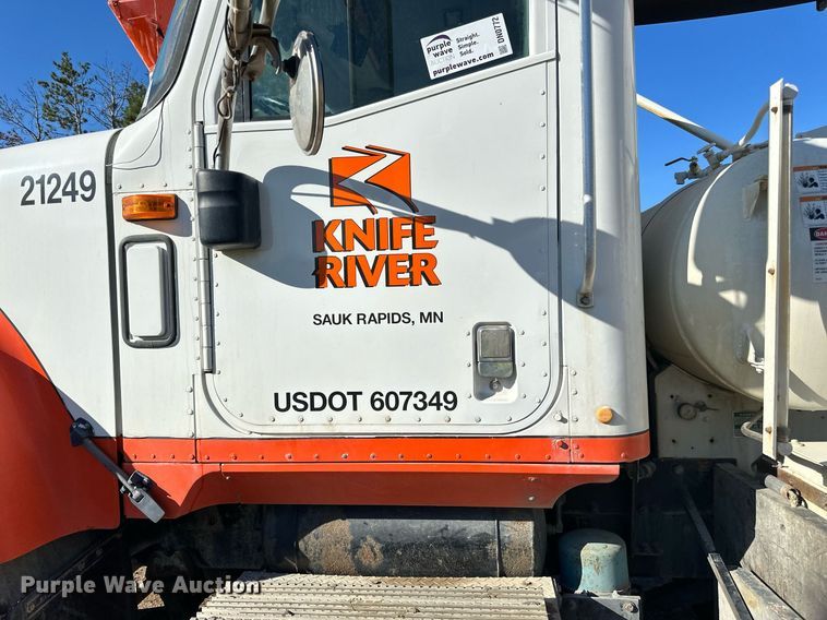 image for item DN0772 2003 International  5500i ready mix truck