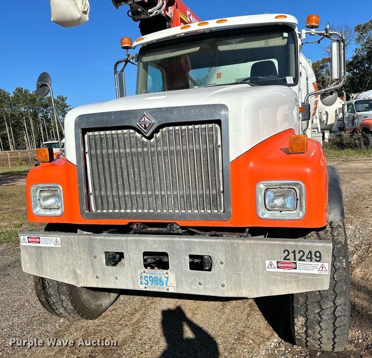 image for item DN0772 2003 International  5500i ready mix truck