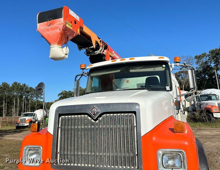 image for item DN0772 2003 International  5500i ready mix truck