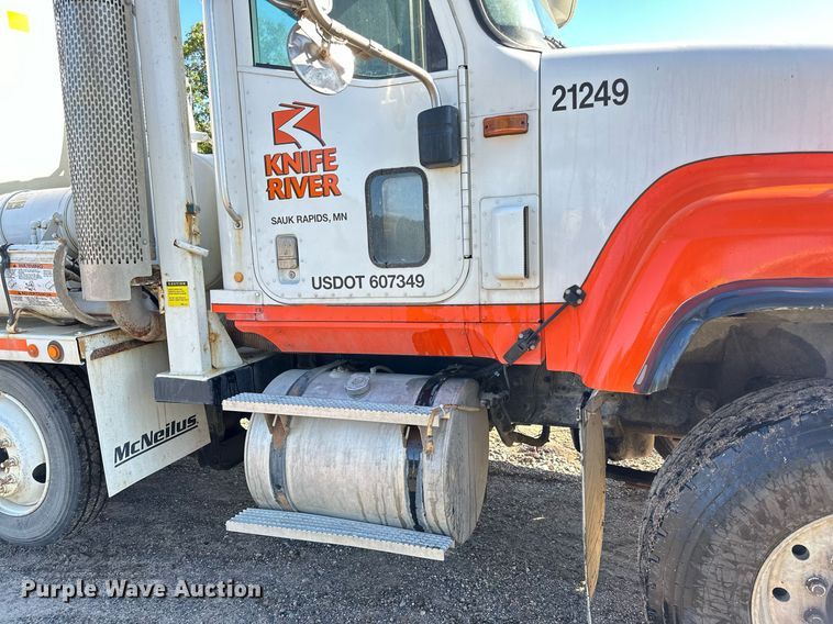 image for item DN0772 2003 International  5500i ready mix truck