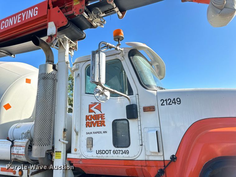 image for item DN0772 2003 International  5500i ready mix truck