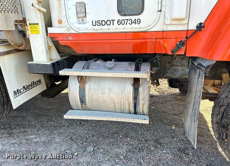 image for item DN0772 2003 International  5500i ready mix truck