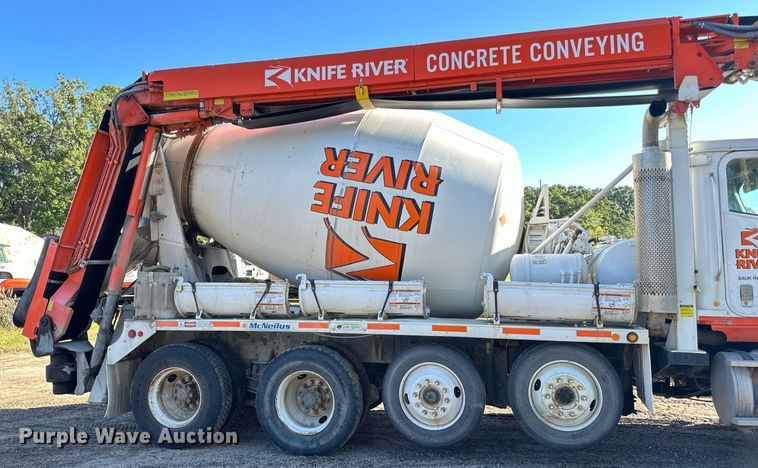 image for item DN0772 2003 International  5500i ready mix truck