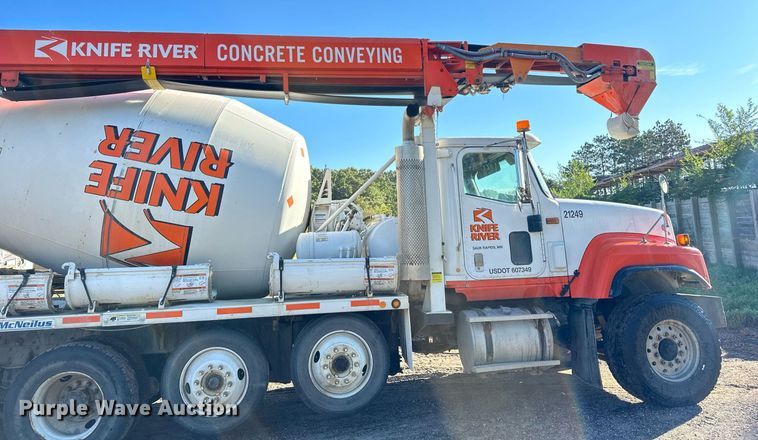 image for item DN0772 2003 International  5500i ready mix truck